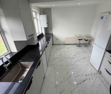Spacious 3 Bedroom Semi-Detached House to Let in Harrow HA2 – Ideal... - Photo 6