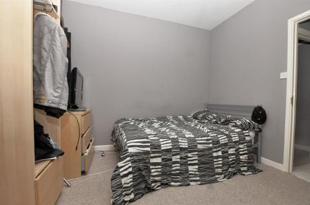 3 bedroom flat to rent - Photo 4
