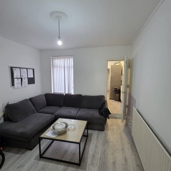 5 Bed Semi-Detached House, Heybarnes Road, B10 - Photo 1