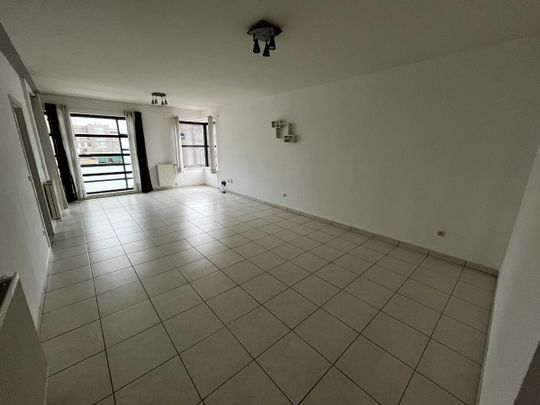 Tweeslaapkamerappartement met staanplaats in centrum Genk. - Foto 1