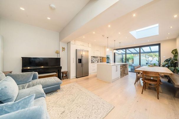 4 bedroom terraced house to rent - Photo 1