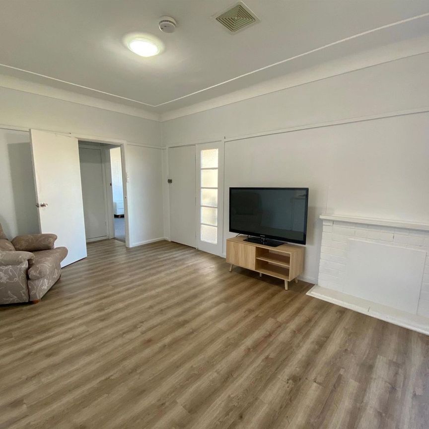 Sunny, Family Home in Prime Edgeworth Location - Photo 1