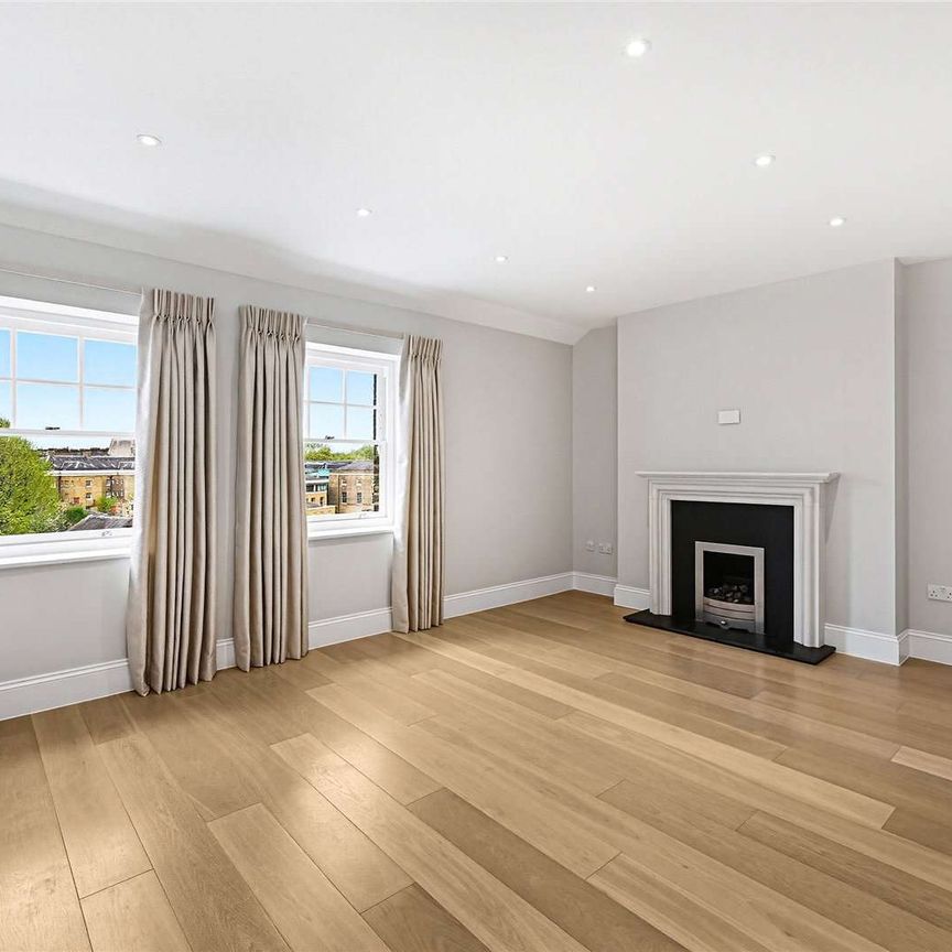 This newly refurbished modern three bedroom apartment offers style and charm whilst being on the desirable location of Sloane Square. - Photo 1