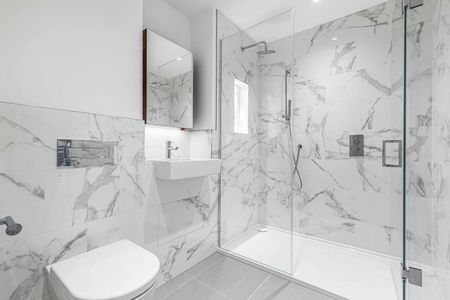 A luxury three bedroom apartment with riverside views. - Photo 4