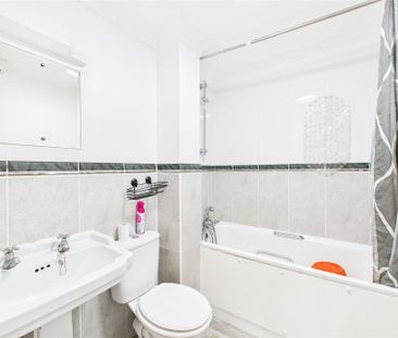 2 bedroom Flat in Park House, Farnborough - Photo 5