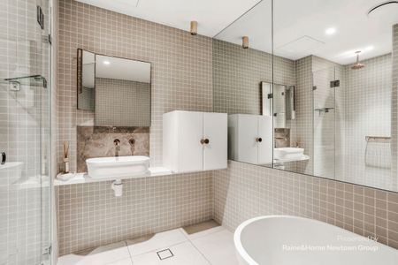 Luxurious 2 bed haven in award-winning complex offered - Furnished - Photo 4