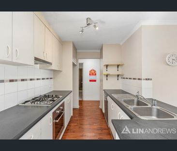 SPACIOUS 3 BEDROOM COURTYARD HOME - Photo 2