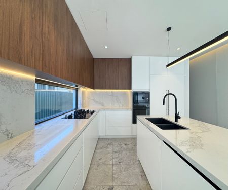 Near New 5 bedroom Luxury Duplex with Granny flat - Photo 4