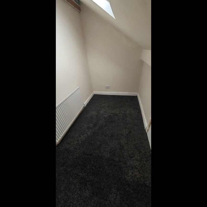 3 Bed End Terrace, Cedar Place, LS12 - Photo 1