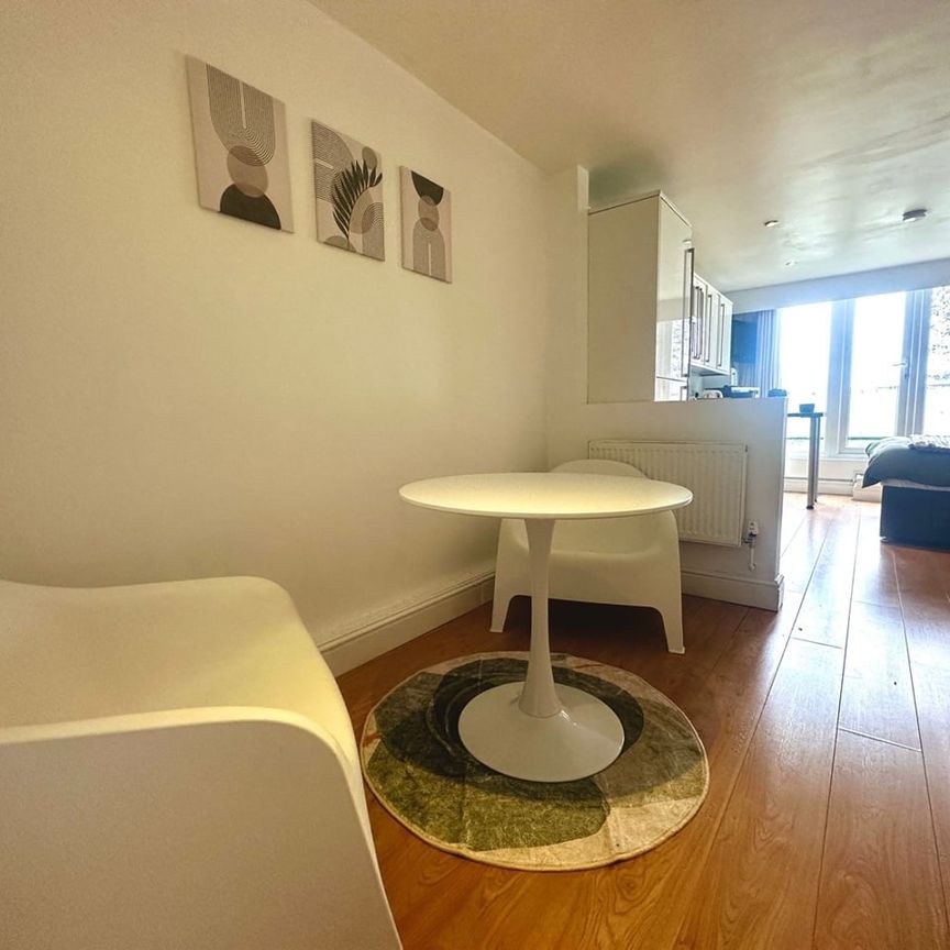 1 Bed Flat, Cold Harbour, E14 - Photo 1