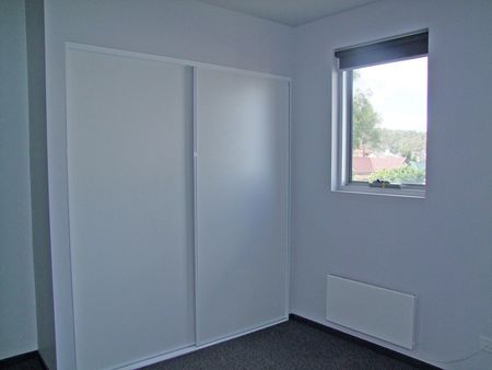 Stylish two-bedroom apartment - Some utilities & white goods included - Photo 3