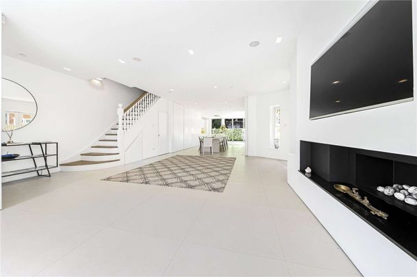 An exceptional 6 bedroom, 4 bathroom modern residence located on the exclusive Stanhope Gardens. - Photo 1