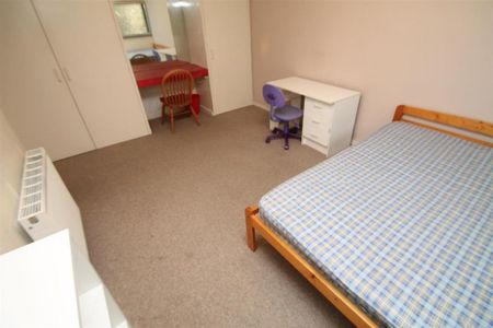 4 bedroom end of terrace house to rent - Photo 3