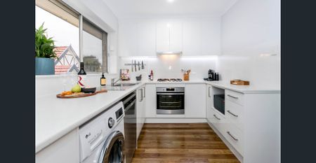 Bright & Spacious Unit - Photo 3