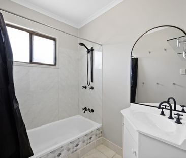 Family home with large shed! - Photo 4