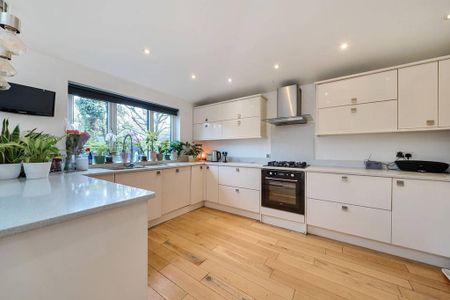 5 bedroom semi-detached house to rent - Photo 2