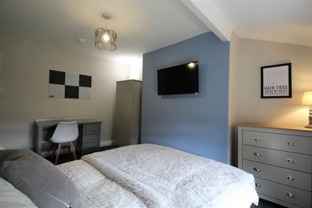 Cliff Road, Woodhouse, LS6 2ET, Leeds - Photo 2