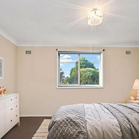 Conveniently Located 4 Bedroom Unit - Photo 4