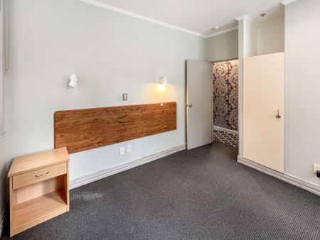 2-Bedroom Apartment in Central Auckland - Photo 2