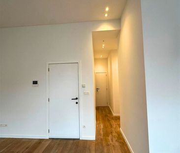 Volledig gerenoveerd gelijkvloers appartement met 2 slaapkamers te ... - Foto 6