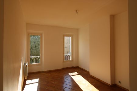 Location Appartement 3 pièces 81m² HYERES 83400 - Photo 2