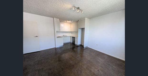 Light and Bright Two Bedroom Apartment - Photo 1