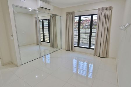 1st Class Duplex Living – Modern 2 Bedroom, 2 Bathroom Home - Photo 2