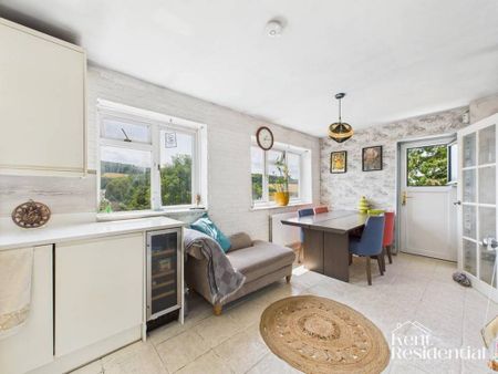 4 bedroom detached house to rent - Photo 4