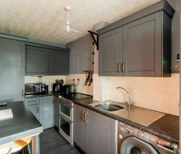 A great two bedroom house opposite the cricket pitch on Great Meado... - Photo 4