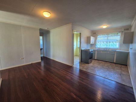 Lovely 2 Bedroom Unit In Chatham - Water & Lawns Included! - Photo 4