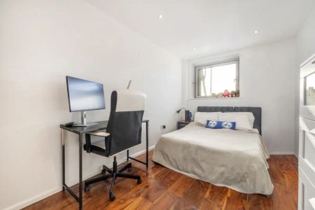 2 bedroom flat in London - Photo 4