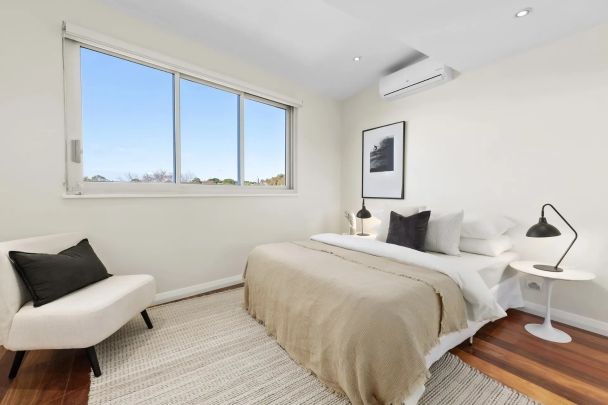 Multilevel family home with sweeping city and Harbour Bridge views. - Photo 1