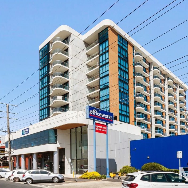 Low maintenance luxury in central locale - Photo 1