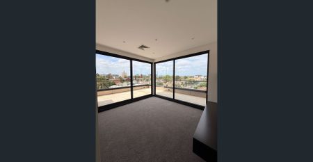 North Facing Penthouse with City and Bay Views - Photo 4