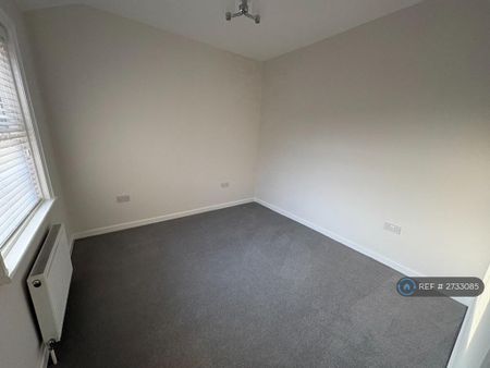 3 bedroom end of terrace house to rent - Photo 4
