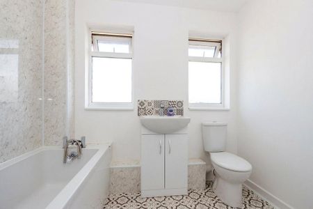 2 bedroom end of terrace house to rent - Photo 4