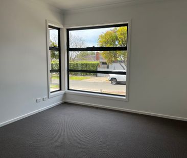 IDEALLY POSITIONED THREE BEDROOM TOWNHOUSE - Photo 4