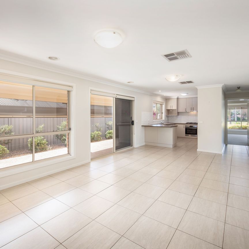 Spacious 4-Bedroom Family Home in Sought-After Thurgoona Location!! - Photo 1