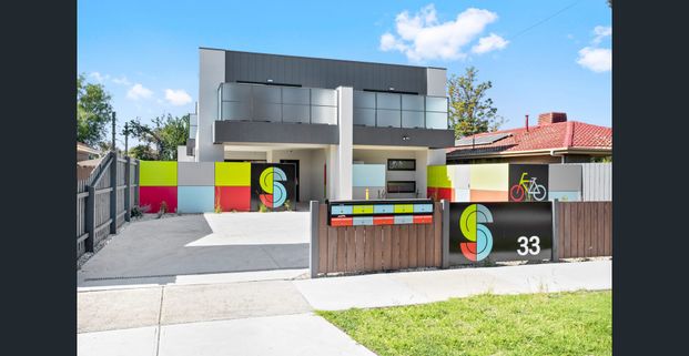 Fully furnished studio with all bills included! - Photo 1