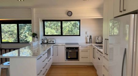 Central Location – Spacious 4-Bedroom Family Home - Photo 5