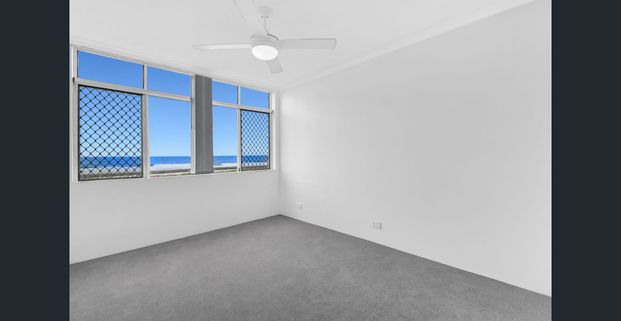 Absolute Beachfront Apartment in a Sought-after Location - Unfurnished - Photo 1