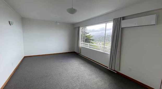 WELL PRESENTED UPSTAIRS Flat with fantastic views from the deck: - Photo 1