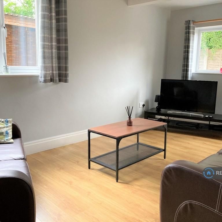 1 bedroom in a house share to rent - Photo 1