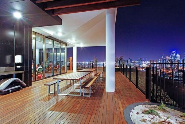 Luxury Two-Bedroom Apartment in Prestigious Fifty Albert, Melbourne - Photo 1