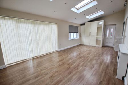 4 bedroom detached house to rent - Photo 3