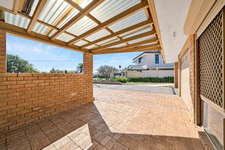 Perfectly Maintained Easy Care UNFURNISHED Home - Photo 4