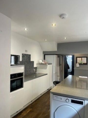 4 bedroom terraced house to rent - Photo 5