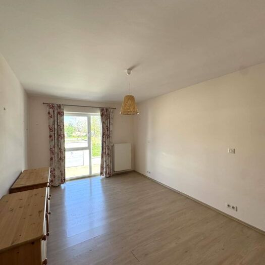 A proximité pédestre de tous les commerces et services du centre d’Eghezée, au 1er étage de la Résidence Privilège, bel appartement 2 chambres de 104m² avec terrasse, cave & 2 emplacements de parking extérieur ! - Foto 1