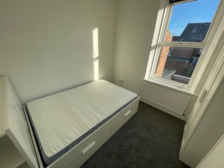 4 bedroom end of terrace house to rent - Photo 2