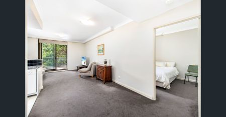 Easy-Care Living, With Village Convenience & Rail A Short Stroll Away - Photo 3